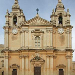 Pelerin la grota Sf. Paul in Malta 1